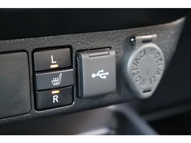 Toyota Hilux 2.4 D-4D Double Cab Challenger 2024 Diesel 30