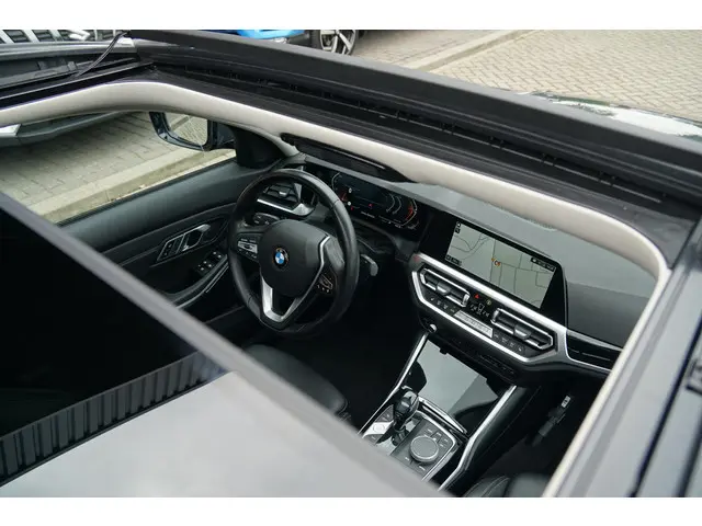 BMW 3 Serie 318i High Executive 2021 Benzine 7