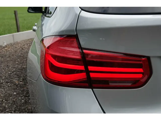 BMW 3 Serie Touring 320i 2017 Benzine 33