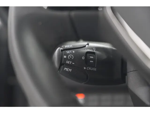 Peugeot 2008 PureTech 130 EAT8 Allure 2023 Benzine 40