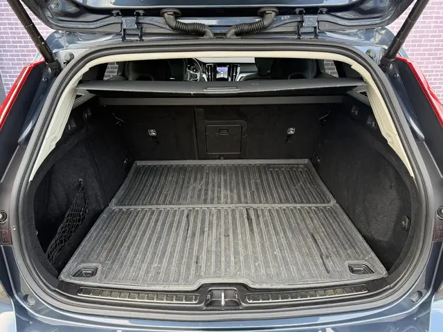 Volvo V60 2.0 B4 Momentum Business 2021 Benzine 31