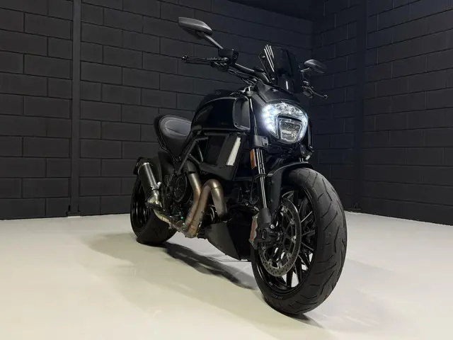 Ducati Diavel Dark Stealth 2019 Benzine 11