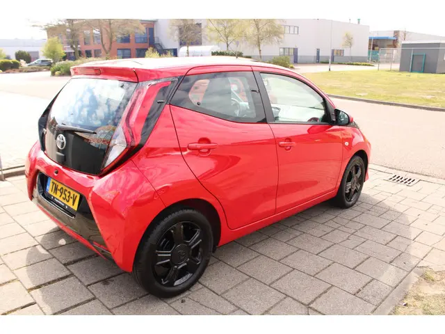 Toyota Aygo 1.0 VVT-i x-play 2018 Benzine 5
