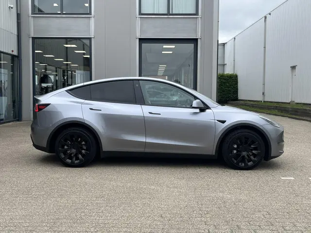 Tesla Model Y Long Range AWD 75 kWh 2023 Elektrisch 3
