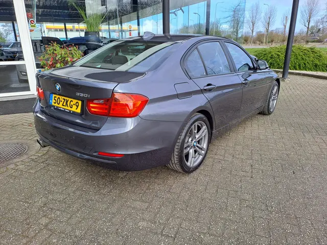 BMW 3 Serie 320i High Executive 2012 Benzine 14