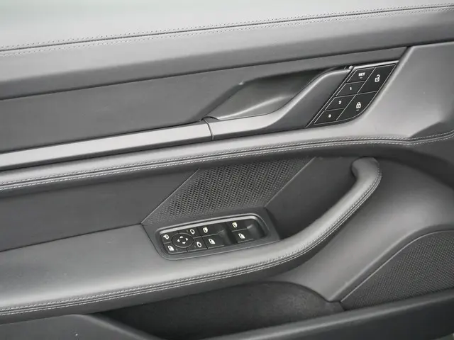 Porsche Taycan Performance 84 kWh 2023 Elektrisch 17