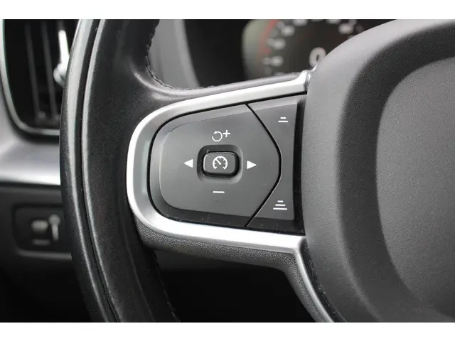 Volvo XC60 2.0 B5 Momentum Exclusive 2021 Benzine 23