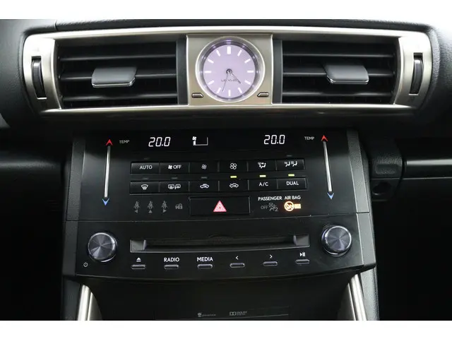 Lexus IS 300h 25th Edition 2013 Hybride Benzine 7