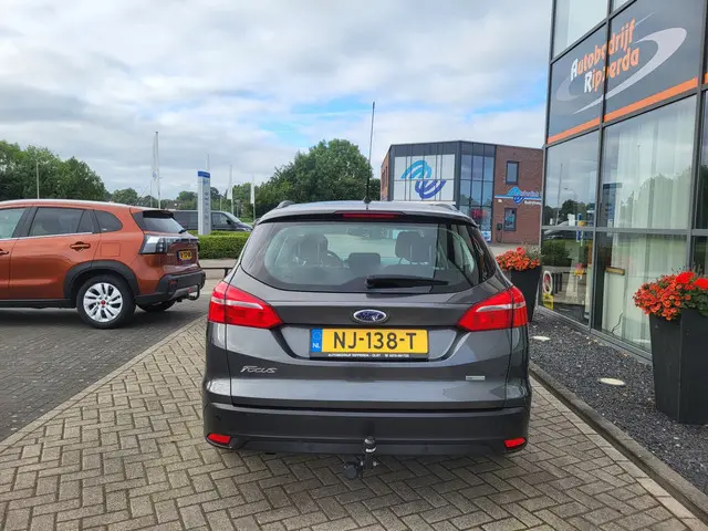 Ford Focus Wagon 1.0 Lease Edition 2017 Benzine 6