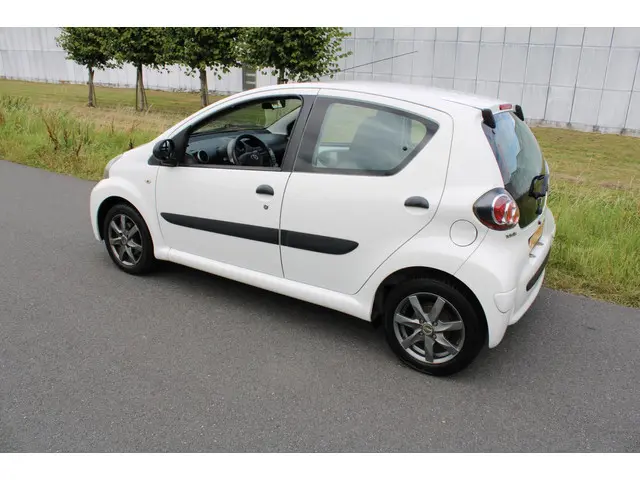 Toyota Aygo 1.0 VVT-i Now 5 Drs met Airco 2014 Benzine 6