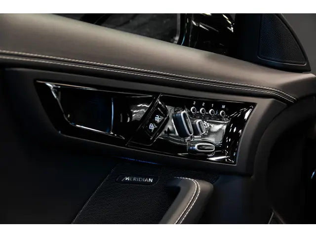 Jaguar F-Type P575 AWD R 75 2023 Benzine 26
