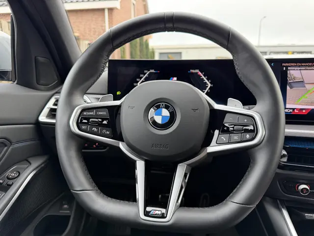 BMW 3 Serie Touring 330i xDrive M-Sport 2025 Benzine 12