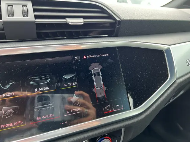 Audi Q3 45 TFSI e S-Line 2021 Hybride Benzine 19