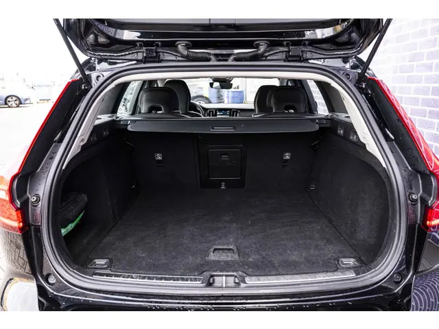 Volvo V60 2.0 B3 Essential Edition 2023 Benzine 29