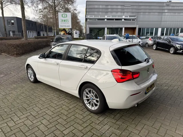 BMW 1 Serie 118i Executive Automaat 2018 Benzine 3