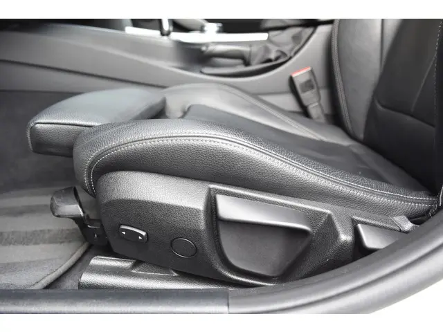 BMW 3 Serie Touring 320i High Executive 2018 Benzine 15