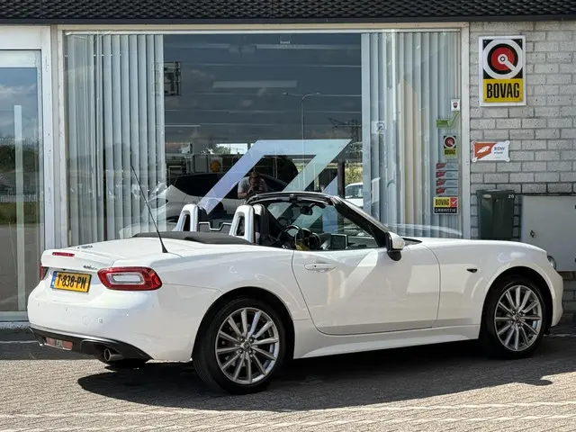 Fiat 124 Spider 2