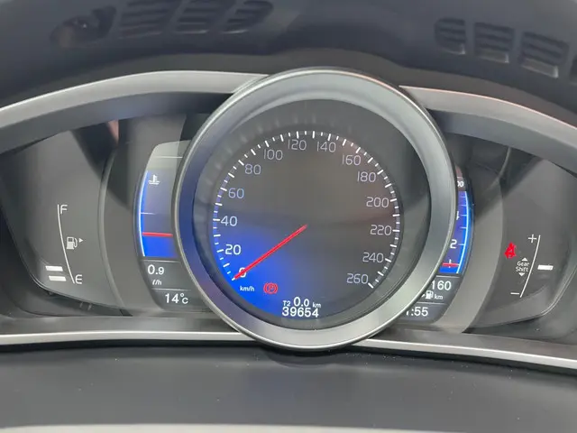 Volvo V40 2.0 T3 R-Design 2015 Benzine 19