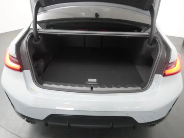 BMW 3 Serie 330e Sedan 2025 Hybride Benzine 24