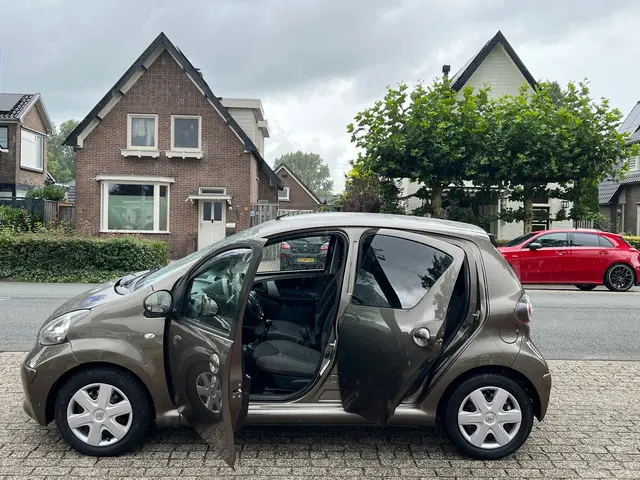 Toyota Aygo 1.0 VVT-i Aspiration NL-AUTO NAP 2012 Benzine 3