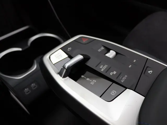 BMW X1 xDrive25e 2025 Hybride Benzine 11