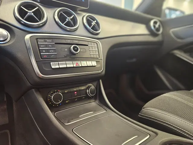 Mercedes-Benz CLA 180 Prestige 2019 Benzine 18