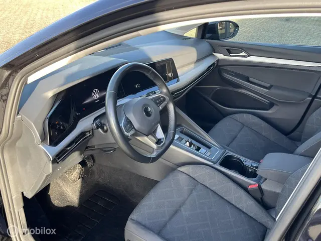 Volkswagen Golf 1.5 eTSI Life Business 2022 Benzine 8