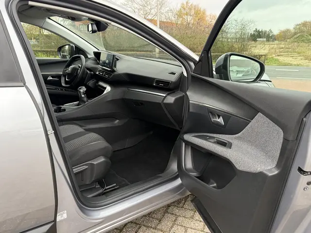 Peugeot 3008 1.2 PureTech Active Pack 2021 Benzine 18