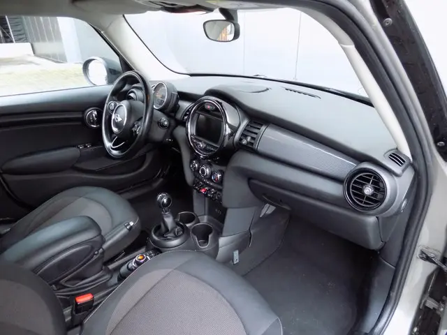 MINI Cooper Mini 1.5 Business Navi 6-Bak 2017 Benzine 2