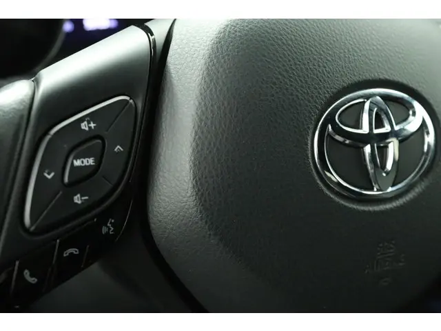 Toyota C-HR 1.8 Hybrid Executive 2022 Hybride Benzine 19