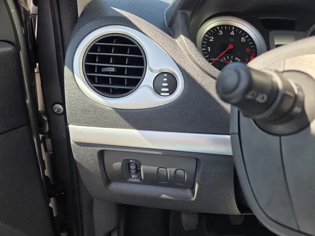 Renault Clio 1.2 Authentique 2012 Benzine 17