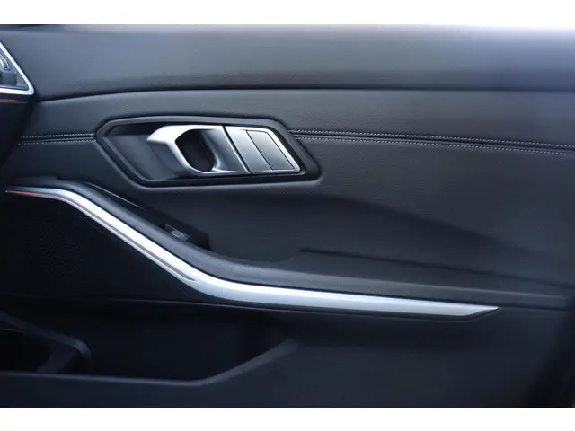 BMW 3 Serie Touring 320i Executive Edition 2020 Benzine 35