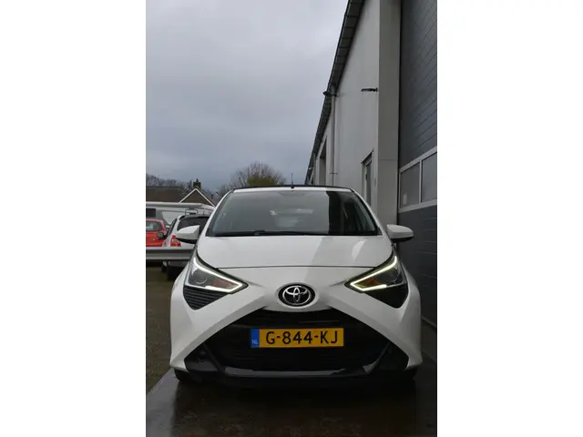Toyota Aygo 1.0 VVT-i x-play limited 2019 Benzine 8