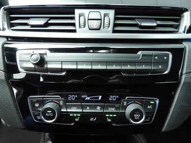 BMW X1 sDrive20i High Executive 2020 Benzine 14