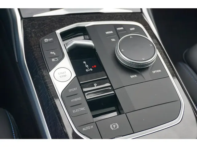 BMW 3 Serie 330e 2023 Hybride Benzine 11