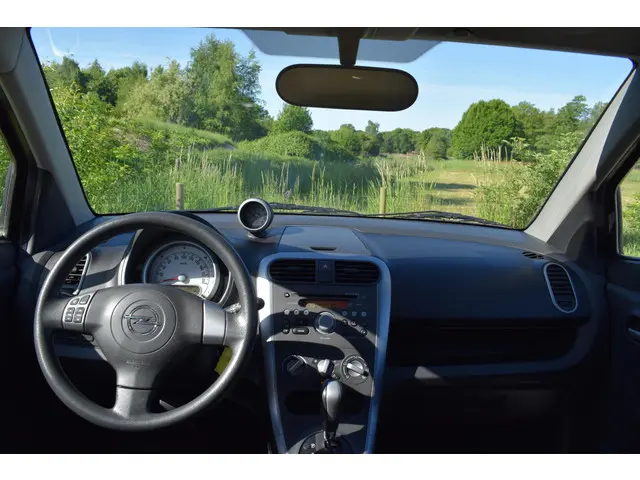 Opel Agila 1.2 Edition 2012 Benzine 26