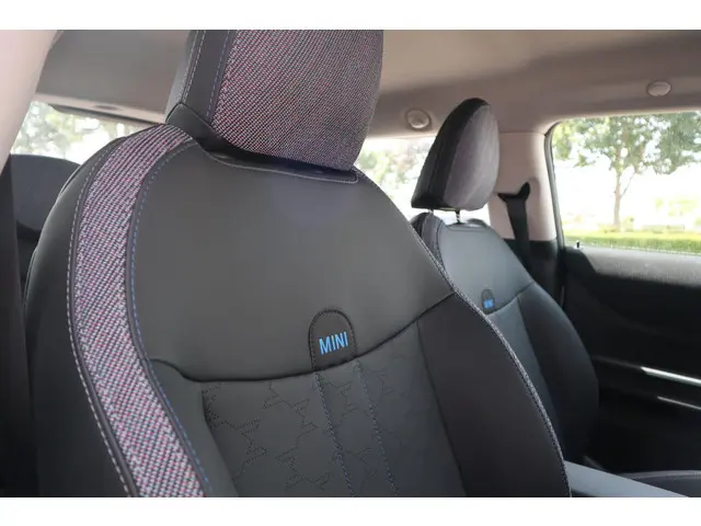 MINI 3-Deurs Cooper C 2024 Benzine