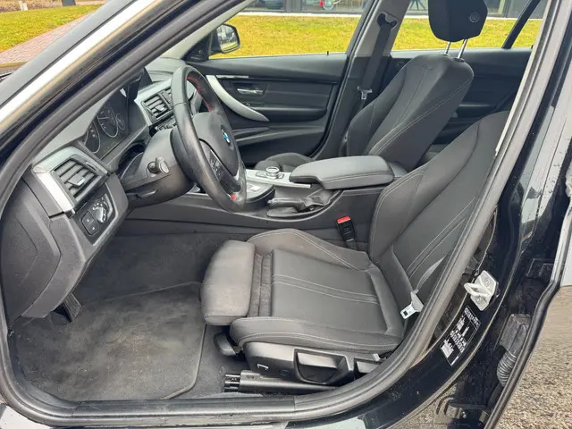 BMW 3 Serie Touring 318i Executive 2017 Benzine 15