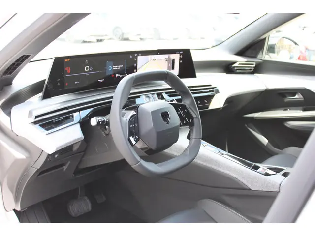 Peugeot 5008 HYBRID 145 ALLURE 2025 Hybride Benzine 14