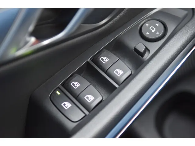 BMW 3 Serie 318i Executive Edition 2021 Benzine 11