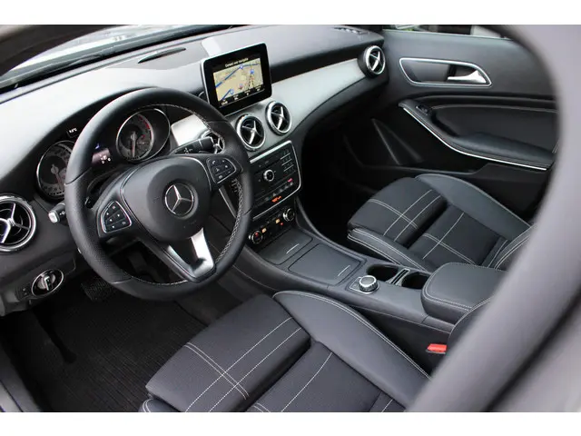 Mercedes-Benz GLA 200 2015 Benzine 2