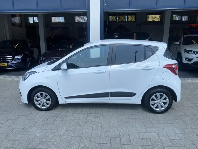 Hyundai i10 1.0i i-Motion Comfort 2017 Benzine 2