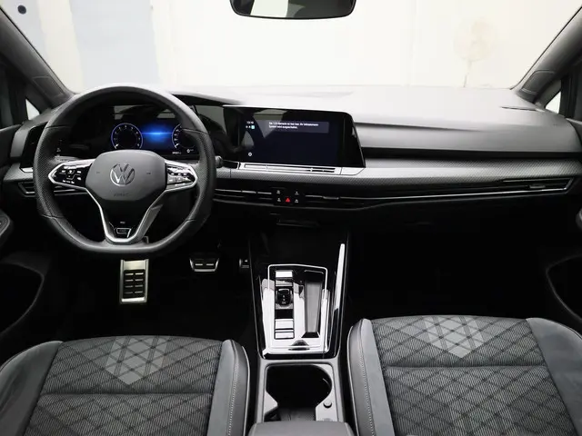 Volkswagen Golf 1.5 eTSI 130pk DSG R-Line 2024 Benzine 4