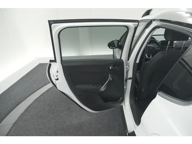 Peugeot 2008 PureTech 130 Allure 2019 Benzine 63