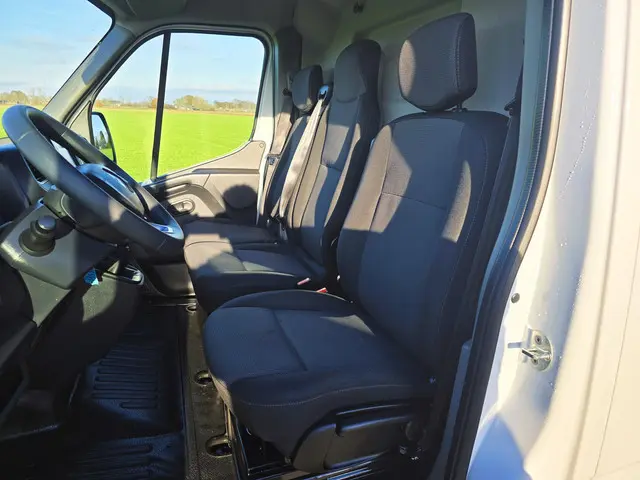 Renault Master T35 2.3 dCi L2 H2 2022 Diesel 17