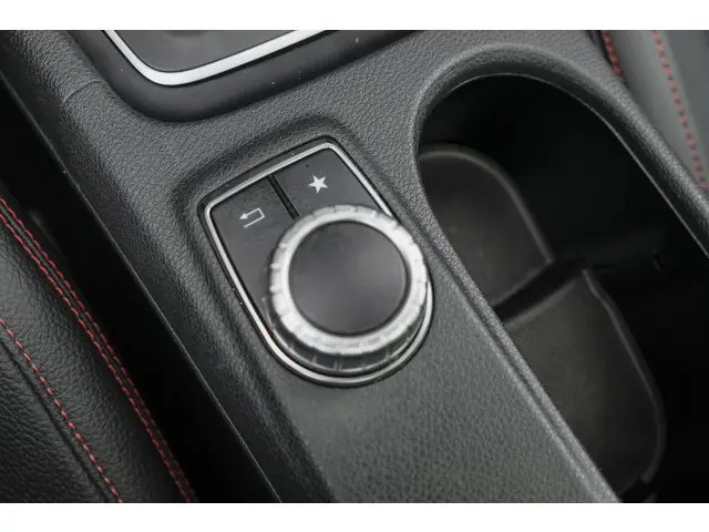 Mercedes-Benz GLA GLA180 AMG 122pk 2019 Benzine 33