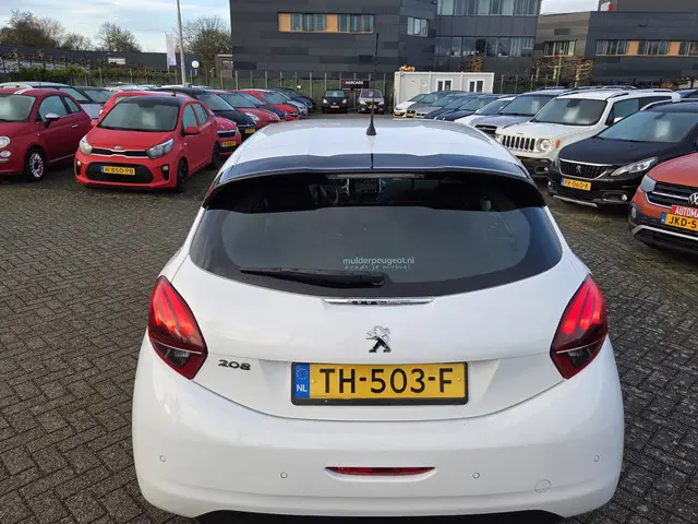 Peugeot 208 1.2 PureTech/NAVI/APPLE CARPLAY 2018 Benzine 9