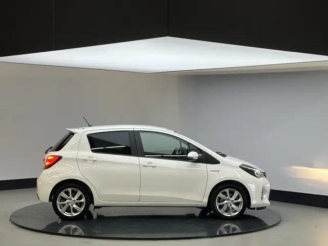 Toyota Yaris 1.5 Hybrid Comfort 2015 Hybride Benzine 8