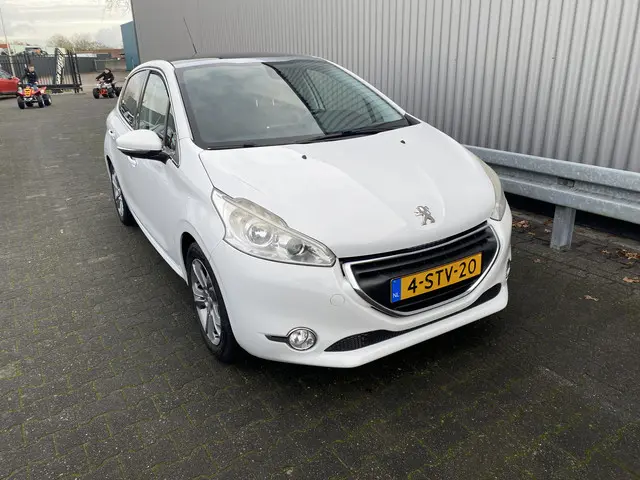 Peugeot 208 1.2 VTi Allure 2013 Benzine 15