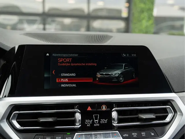 BMW 3 Serie 320i High Executive 2019 Benzine 19